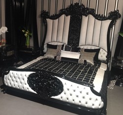 Casa Padrino luxury baroque double bed black / white - Noble solid wood bed with headboard - Magnificent bedroom furniture in baroque style