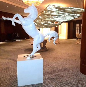 Casa Padrino Figurine Décorative De Luxe Cheval Pégase Blanc / Or 192 x H. 200 cm - Sculpture De Décoration De Jardin Résistant Aux Intempéries - Décoration Hôtel & Restaurant