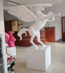 Casa Padrino Figurine Décorative De Luxe Cheval Pégase Blanc 192 x H. 200 cm - Sculpture De Décoration De Jardin Résistant Aux Intempéries - Décoration Hôtel & Restaurant