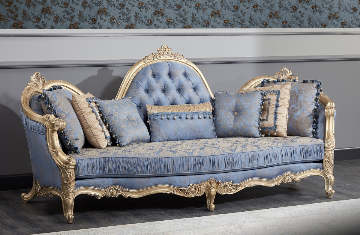 Casa Padrino Canapé Baroque de Luxe Chesterfield Bleu Clair / Or Antique 300 x 90 x H. 119 cm - Somptueux Canapé de Salon Baroque - Mobilier Baroque Casa Padrino Canapé Baroque de Luxe Chesterfield Bleu Clair / Or Antique 300 x 90 x H. 119 cm - Somptueux Canapé de Salon Baroque - Mobilier Baroque