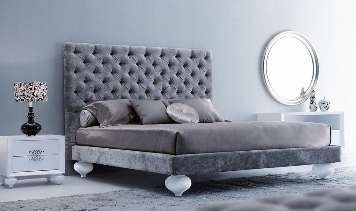 Casa Padrino Art Deco Chesterfield Doppelbett 201 x 220,6 x H. 150,2 cm - Verschiedene Farben - Massivholz Bett mit Kopfteil und edlem Velourstoff - Art Deco Schlafzimmer Möbel