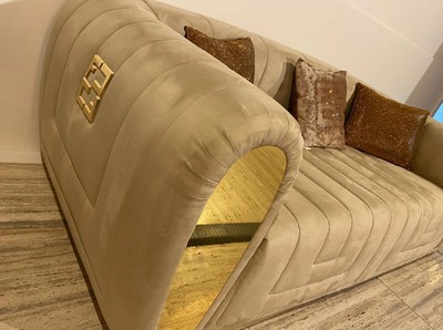 Casa Padrino Luxus Wildleder Sofa mit dekorativen Kissen Taupefarben / Gold 260 x 100 x H. 76 cm - Hotel Möbel - Luxus Qualität - Made in Italy