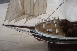 Casa Padrino voilier de luxe Pamier avec support en bois massif noir / blanc / rouge / marron 97 x 30 x H. 70 cm - Bateau décoratif fait main bateau en bois - Accessoires de Décoration