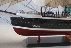 Casa Padrino voilier de luxe Pamier avec support en bois massif noir / blanc / rouge / marron 97 x 30 x H. 70 cm - Bateau décoratif fait main bateau en bois - Accessoires de Décoration