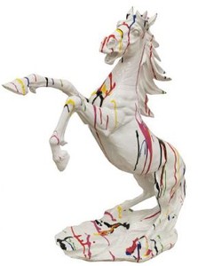 Casa Padrino figurine décorative design Cheval Sauvage blanc / multicolore H. 92 cm - Sculpture décorative résistante aux intempéries - Décoration de salon - Décoration de jardin - Figurine de décoration