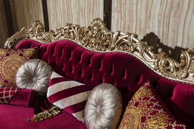 Casa Padrino Luxus Barock Sofa Bordeauxrot / Gold 244 x 95 x H. 123 cm - Prunkvolles Wohnzimmer Sofa mit dekorativen Kissen - Barock Wohnzimmer Möbel