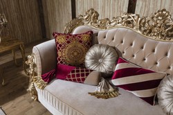 Casa Padrino divano barocco di lusso beige / oro 244 x 95 x A. 123 cm - Magnifico divano da soggiorno con cuscini decorativi - Mobili da soggiorno barocco