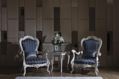 Casa Padrino Luxus Barock Wohnzimmer Sessel mit dekorativem Kissen Blau / Weiß / Silber 80 x 75 x H. 120 cm - Prunkvolle Barock Möbel