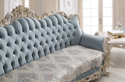Casa Padrino Luxus Barock Wohnzimmer Sofa mit dekorativen Kissen Hellblau / Creme / Weiß / Gold 240 x 90 x H. 120 cm - Edle Barock Wohnzimmer Möbel
