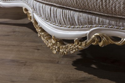 Casa Padrino Luxus Barock Sofa Grau / Weiß / Gold 220 x 80 x H. 124 cm - Prunkvolles Wohnzimmer Sofa mit dekorativen Kissen - Barock Möbel 