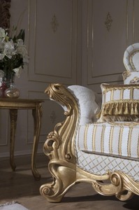 Casa Padrino Luxus Barock Sofa Weiß / Gold 248 x 108 x H. 122 cm - Wohnzimmer Sofa mit elegantem Muster und dekorativen Kissen - Prunkvolle Barock Möbel 