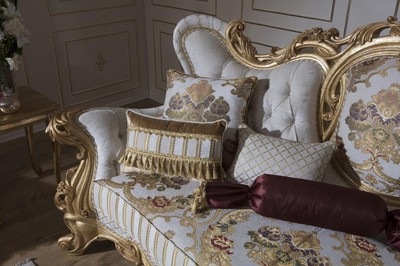 Casa Padrino Luxus Barock Sofa Weiß / Gold 248 x 108 x H. 122 cm - Wohnzimmer Sofa mit elegantem Muster und dekorativen Kissen - Prunkvolle Barock Möbel 