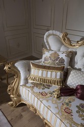 Casa Padrino sofá barroco de lujo blanco / oro 248 x 108 x A. 122 cm - Sofá de salón con patrón elegante y cojines decorativos - Magníficos muebles barrocos
