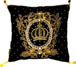 Harald Glööckler Cojín decorativo barroco de lujo Pompöös de Casa Padrino Crown & Stars Negro / Dorado intrincadamente decorado con lentejuelas y pedrería Harald Glööckler Cojín decorativo barroco de lujo Pompöös de Casa Padrino Crown & Stars Negro / Dorado intrincadamente decorado con lentejuelas y pedrería