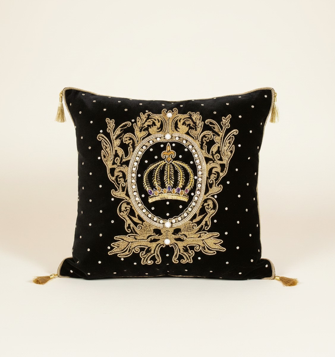 Harald Glööckler Luxus Barock Deko Kissen Pompöös by Casa Padrino Schwarz / Gold Krone aufwendig verziert mit Pailletten und Glitzersteinen Harald Glööckler Luxus Barock Deko Kissen Pompöös by Casa Padrino Schwarz / Gold Krone aufwendig verziert mit Pailletten und Glitzersteinen