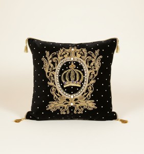 Harald Glööckler Luxus Barock Deko Kissen Pompöös by Casa Padrino Schwarz / Gold Krone aufwendig verziert mit Pailletten und Glitzersteinen Harald Glööckler Luxus Barock Deko Kissen Pompöös by Casa Padrino Schwarz / Gold Krone aufwendig verziert mit Pailletten und Glitzersteinen