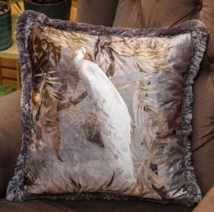 Luxus Designer Deko Kissen mit Fransen Weißer Pfau im Wald Design Grau Mehrfarbig Luxury Designer Decorative Pillow with Fringes White Peacock in the Forest Design Gray Multicolor