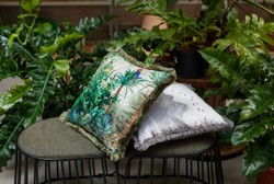 Luxus Designer Deko Kissen mit Fransen Dschungel & Papageien Design Mehrfarbig Grün Luxury Designer Decorative Pillow with Fringes Jungle & Parrots Design Multicolor Green 