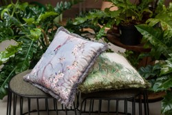 Luxus Designer Deko Kissen mit Fransen Vögel im Wald Design Hellgrau Mehrfarbig Luxury Designer Decorative Pillow with Fringes Birds in the Forest Design Light Gray Multicolor