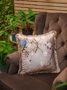 Casa Padrino Luxus Deko Kissen Vögel Beige / Mehrfarbig 45 x 45 cm - Bedrucktes Samt Kissen mit Fransen - Wohnzimmer Deko Accessoires