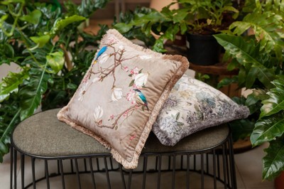 Casa Padrino Luxus Deko Kissen Vögel Beige / Mehrfarbig 45 x 45 cm - Bedrucktes Samt Kissen mit Fransen - Wohnzimmer Deko Accessoires