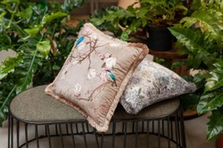Luxus Designer Deko Kissen mit Fransen Vögel Design Beige Mehrfarbig Luxury Designer Decorative Pillow with Fringes Birds Design Beige Multicolor