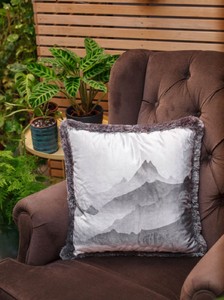 Casa Padrino Luxus Deko Kissen Gebirge mit See Grau 45 x 45 cm - Bedrucktes Samt Kissen mit Fransen - Wohnzimmer Deko Accessoires