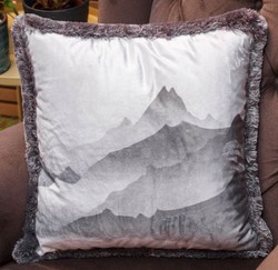Luxus Designer Deko Kissen mit Fransen Gebirge mit See Design Grau Luxury Designer Decorative Pillow with Fringes Mountains with a Lake Design Gray
