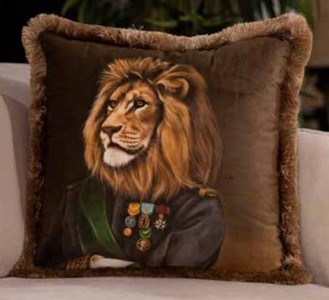 Casa Padrino coussin décoratif de luxe officier lion marron / multicolore 45 x 45 cm - Coussin en velours imprimé avec franges - Collection de Luxe
