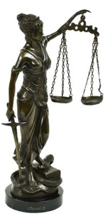 Casa Padrino figura decorativa de lujo Justitia bronce antiguo / negro 21 x 11 x A. 43 cm - Figura de bronce con base de mármol - Accesorios Decorativos