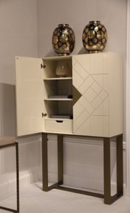 Casa Padrino Designer Wohnzimmerschrank Creme / Messing 100 x 40 x H. 180 cm - Wohnzimmer Möbel - Luxus Qualität