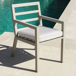 Casa Padrino sedia da pranzo di lusso con braccioli sabbia / bianco 56 x 66,5 x A. 87 cm - Sedia in alluminio resistente alle intemperie con cuscino del sedile - Sedia da Terrazza da Giardino