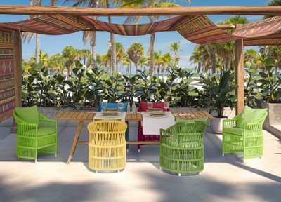 Casa Padrino Luxus Gartenstuhl mit Armlehnen Lila 56 x 56 x H. 82 cm - Handgewebter wetterbeständiger Esszimmerstuhl - Garten Terrassen Stuhl Möbel - Luxus Qualität