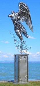 Casa Padrino sculpture de décoration de jardin de luxe ange sur colonne argent 53 x 98 x H. 300 cm - Grande figurine de décoration en acier inoxydable - Décoration Figurine de Jardin d'Hôtel