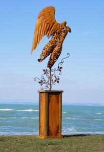 Casa Padrino Luxus Gartendeko Skulptur Engel auf Säule Rostfarben 53 x 98 x H. 300 cm - Große Stahl Deko Figur - Gartenfigur - Hotel Garten Deko