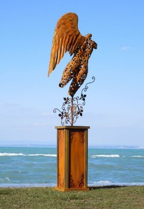 Casa Padrino Luxus Gartendeko Skulptur Engel auf Säule Rostfarben 53 x 98 x H. 300 cm - Große Stahl Deko Figur - Gartenfigur - Hotel Garten Deko
