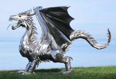 Casa Padrino sculpture de décoration de jardin de luxe dragon argent 290 x 180 x H. 235 cm - Immense figurine de décoration en acier inoxydable - Décoration Figurine de Jardin d'Hôtel