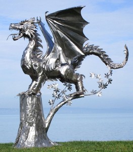 Casa Padrino sculpture de décoration de jardin de luxe dragon argent 290 x 235 x H. 295 cm - Immense figurine de décoration en acier inoxydable - Décoration Figurine de Jardin d'Hôtel