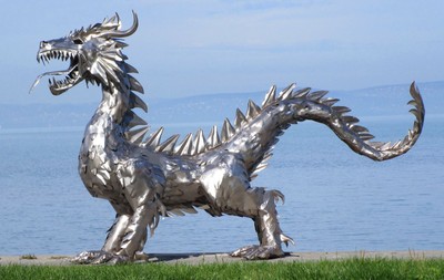 Casa Padrino sculpture de décoration de jardin de luxe dragon argent 290 x 75 x H. 177 cm - Immense figurine de décoration en acier inoxydable - Décoration Figurine de Jardin d'Hôtel