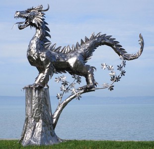 Casa Padrino sculpture de décoration de jardin de luxe dragon argent 290 x 140 x H. 292 cm - Immense figurine de décoration en acier inoxydable - Décoration Figurine de Jardin d'Hôtel