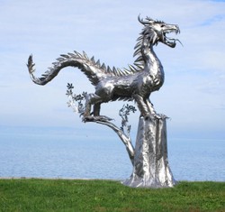Casa Padrino sculpture de décoration de jardin de luxe dragon argent 290 x 140 x H. 292 cm - Immense figurine de décoration en acier inoxydable - Décoration Figurine de Jardin d'Hôtel