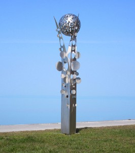 Casa Padrino Designer Edelstahl Garten Skulptur Säule mit Kugel Silber 75 x 70 x H. 268 cm - Handgefertigte Wetterbeständige Garten Dekoration
