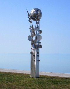 Casa Padrino Designer Edelstahl Garten Skulptur Säule mit Kugel Silber 75 x 70 x H. 268 cm - Handgefertigte Wetterbeständige Garten Dekoration