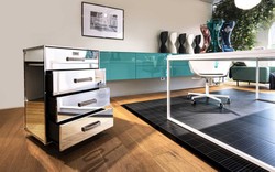 Verspiegelte Luxus Aluminium Kommode mit Rollen Mirrored Luxury Aluminum Chest of Drawers with Castors