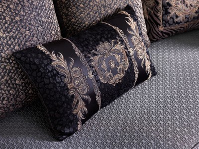 Casa Padrino Luxus Wohnzimmer Sofa mit dekorativen Kissen Lila / Gold 240 x 92 x H. 78 cm - Luxus Wohnzimmer Möbel