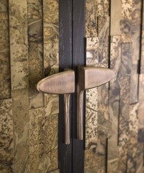 Casa Padrino armoire de bar design marron foncé / or / laiton 100 x 46 x H. 166 cm - Armoire en bois massif avec 2 portes - Meubles de Salon - Meubles d'Hôtel - Collection de Luxe