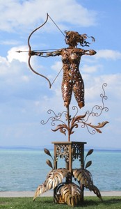 Casa Padrino scultura da giardino di lusso in acciaio donna con fiocco ruggine 160 x 100 x A. 328 cm - Figura di decorazione del giardino - Decorazione del giardino di lusso