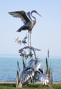 Casa Padrino scultura da giardino di lusso in acciaio inossidabile airone su ramo argento 103 x 108 x A. 218 cm - Figura di decorazione del giardino - Decorazione del giardino di lusso