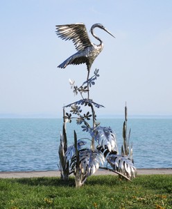 Casa Padrino Luxus Edelstahl Garten Skulptur Reiher auf Ast Silber 103 x 108 x H. 218 cm - Handgefertigte Garten Deko Figur - Luxus Garten Dekoration