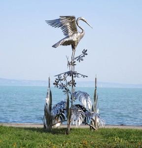 Casa Padrino Luxus Edelstahl Garten Skulptur Reiher auf Ast Silber 103 x 108 x H. 218 cm - Handgefertigte Garten Deko Figur - Luxus Garten Dekoration